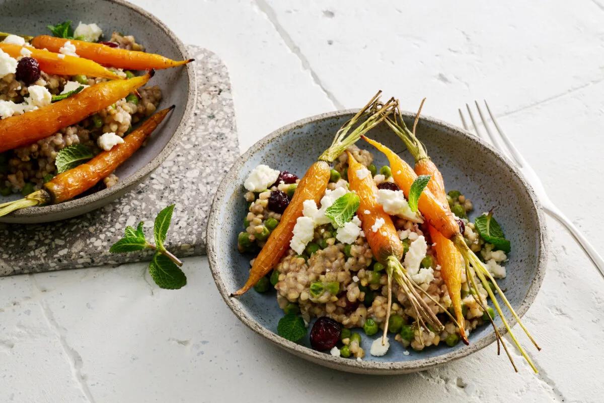 Salat aus Buchweizen mit Rüebli aus der Kategorie Salate. Das fertige Gericht schön angerichtet und fotografiert aus Vogelperspektive (Food Fotografie). Serviervorschlag, Original Tiptopf Rezept, aus dem bekanntesten Kochbuch der Schweiz