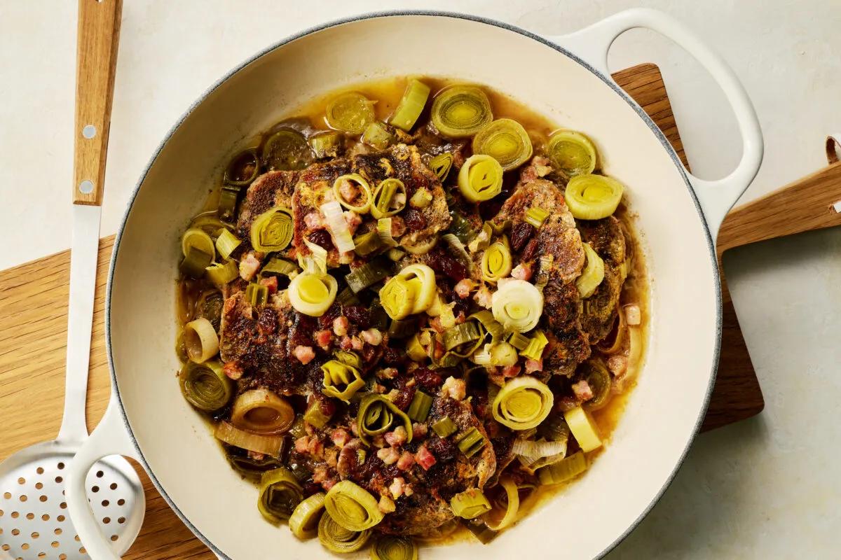 Saftplätzli mit Zitronenlauch aus der Kategorie Fleisch & Fisch. Das fertige Gericht schön angerichtet und fotografiert aus Vogelperspektive (Food Fotografie). Serviervorschlag, Original Tiptopf Rezept, aus dem bekanntesten Kochbuch der Schweiz
