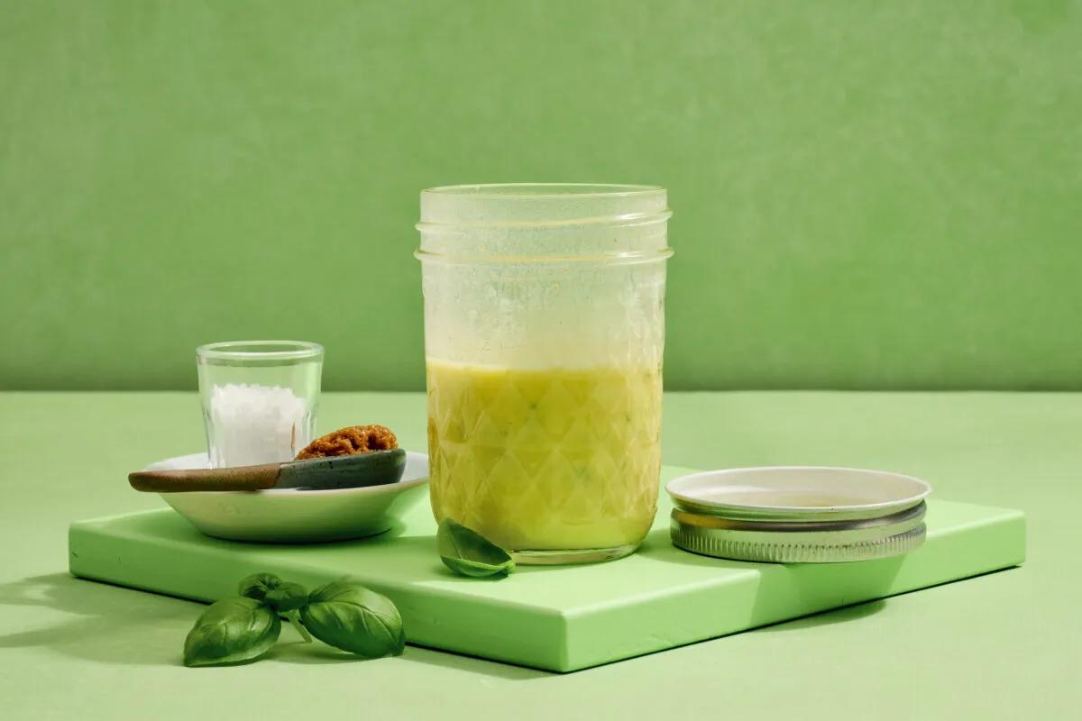 Salatsauce im Glas aus der Kategorie Salate. Das fertige Gericht schön angerichtet und fotografiert aus Vogelperspektive (Food Fotografie). Serviervorschlag, Original Tiptopf Rezept, aus dem bekanntesten Kochbuch der Schweiz