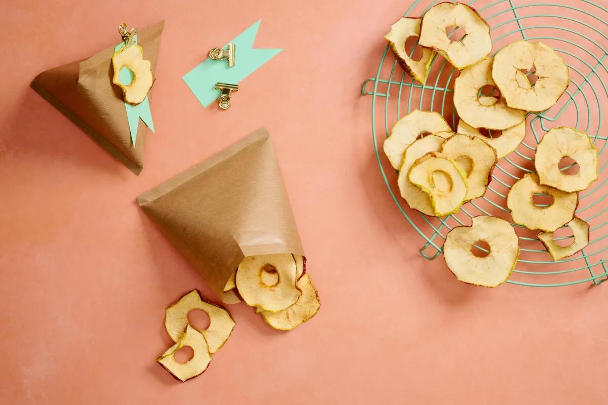 Getrocknete Apfelringe aus der Kategorie Früchte. Das fertige Gericht schön angerichtet und fotografiert aus Vogelperspektive (Food Fotografie). Serviervorschlag, Original Tiptopf Rezept, aus dem bekanntesten Kochbuch der Schweiz