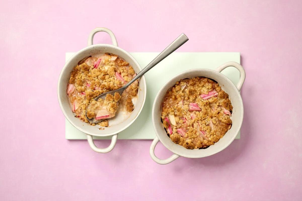 Rhabarber mit Streuseln aus der Kategorie Desserts. Das fertige Gericht schön angerichtet und fotografiert aus Vogelperspektive (Food Fotografie). Serviervorschlag, Original Tiptopf Rezept, aus dem bekanntesten Kochbuch der Schweiz
