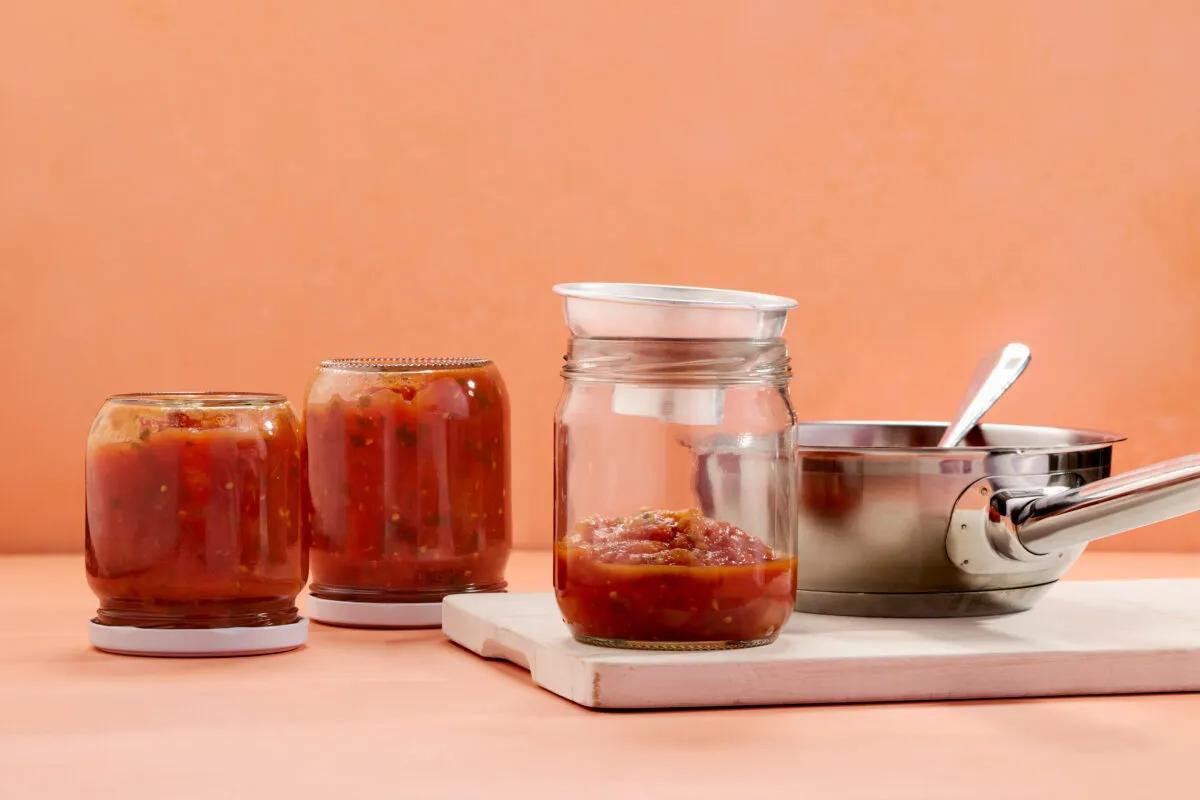 Tomaten einmachen aus der Kategorie Getreide. Das fertige Gericht schön angerichtet und fotografiert aus Vogelperspektive (Food Fotografie). Serviervorschlag, Original Tiptopf Rezept, aus dem bekanntesten Kochbuch der Schweiz