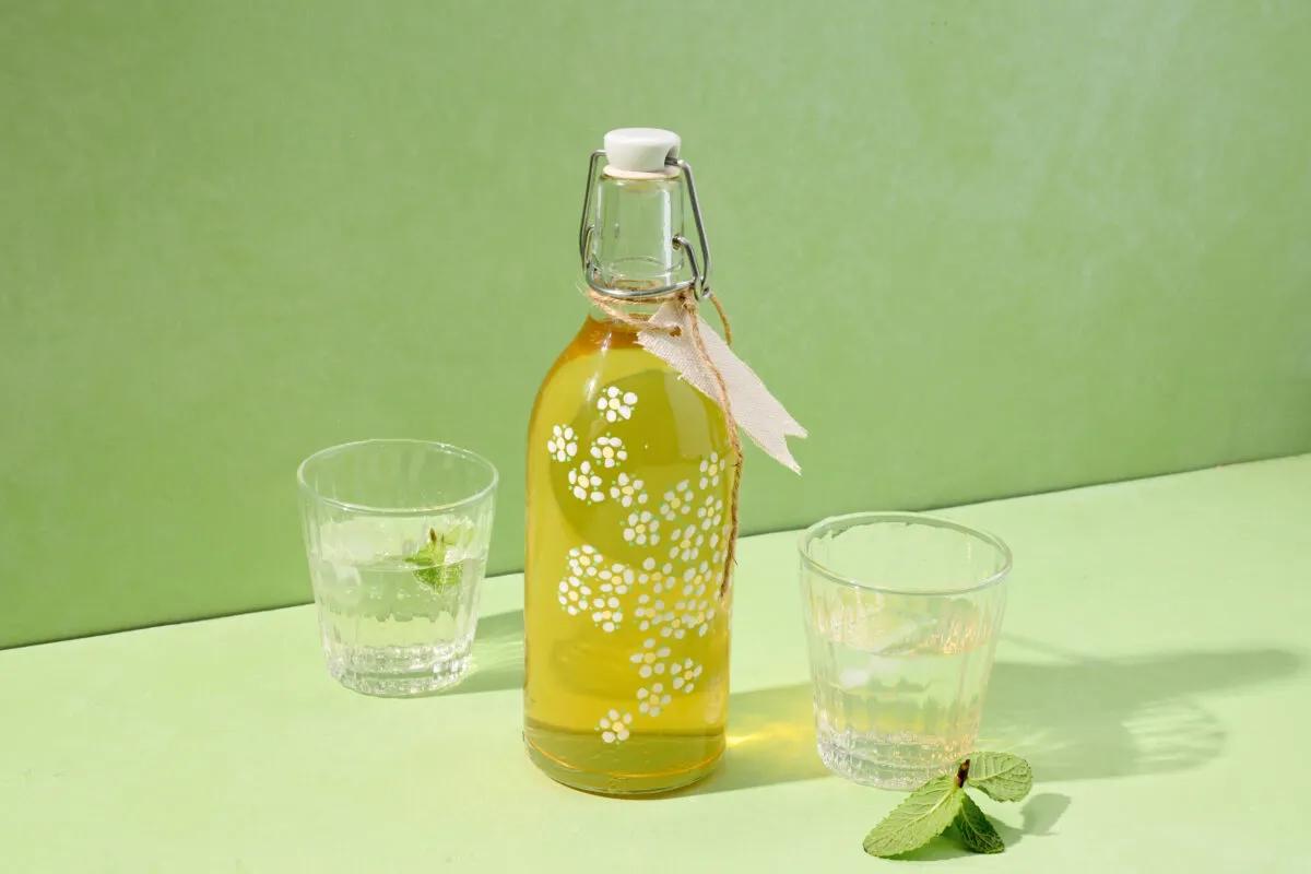 Holunderblütensirup aus der Kategorie Getränke. Das fertige Gericht schön angerichtet und fotografiert aus Vogelperspektive (Food Fotografie). Serviervorschlag, Original Tiptopf Rezept, aus dem bekanntesten Kochbuch der Schweiz