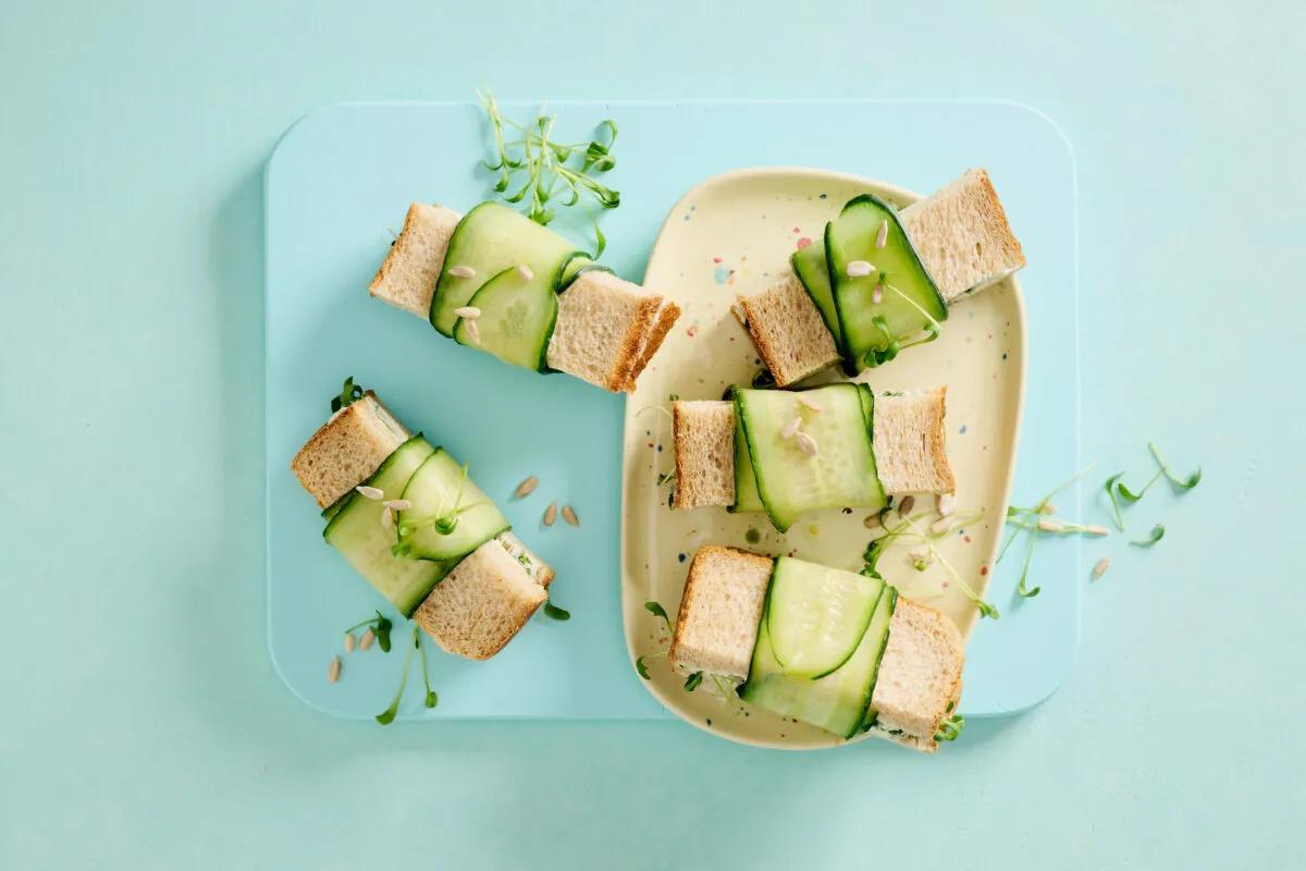 Brotsticks aus der Kategorie Snacks & Fingerfood. Das fertige Gericht schön angerichtet und fotografiert aus Vogelperspektive (Food Fotografie). Serviervorschlag, Original Tiptopf Rezept, aus dem bekanntesten Kochbuch der Schweiz