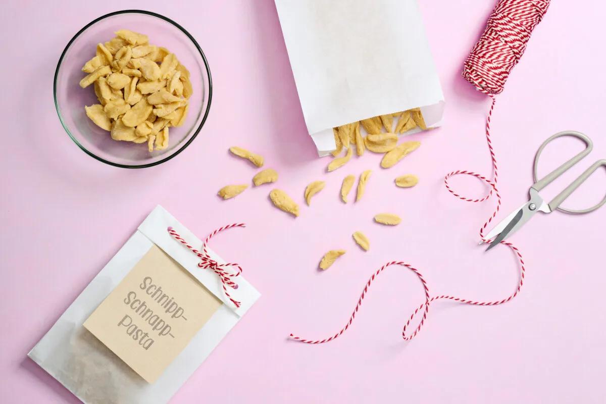 Schnipp-Schnapp-Pasta aus der Kategorie Getreide. Das fertige Gericht schön angerichtet und fotografiert aus Vogelperspektive (Food Fotografie). Serviervorschlag, Original Tiptopf Rezept, aus dem bekanntesten Kochbuch der Schweiz