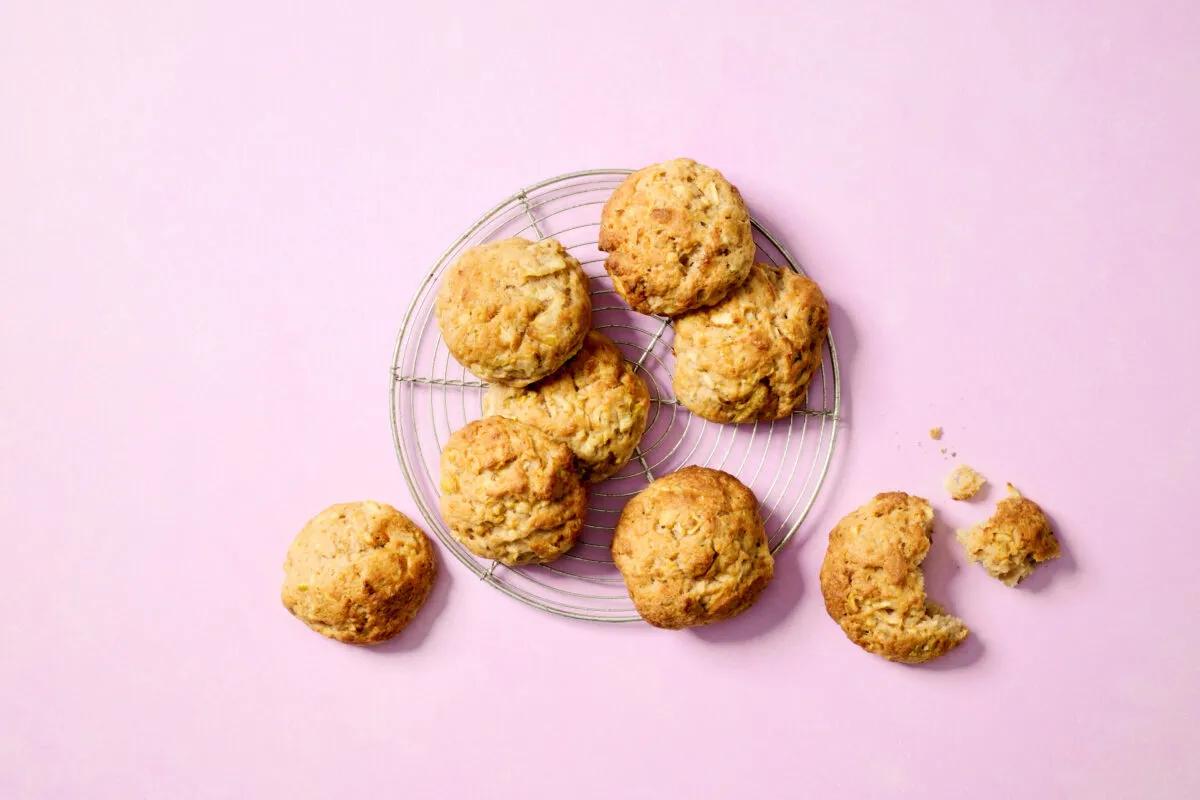Apfel-Pausenbrötchen aus der Kategorie Gebäck süss. Das fertige Gericht schön angerichtet und fotografiert aus Vogelperspektive (Food Fotografie). Serviervorschlag, Original Tiptopf Rezept, aus dem bekanntesten Kochbuch der Schweiz