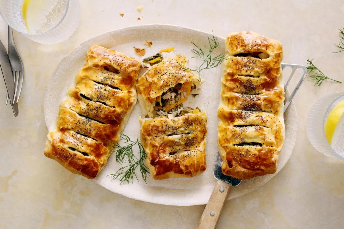 Fisch im Blätterteig aus der Kategorie Fleisch & Fisch. Das fertige Gericht schön angerichtet und fotografiert aus Vogelperspektive (Food Fotografie). Serviervorschlag, Original Tiptopf Rezept, aus dem bekanntesten Kochbuch der Schweiz