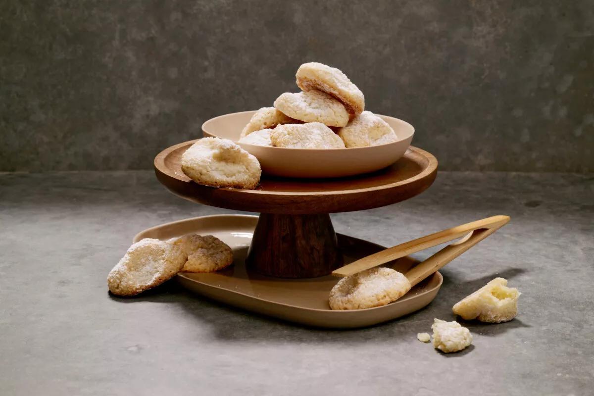 Amaretti aus der Kategorie Gebäck süss. Das fertige Gericht schön angerichtet und fotografiert aus Vogelperspektive (Food Fotografie). Serviervorschlag, Original Tiptopf Rezept, aus dem bekanntesten Kochbuch der Schweiz