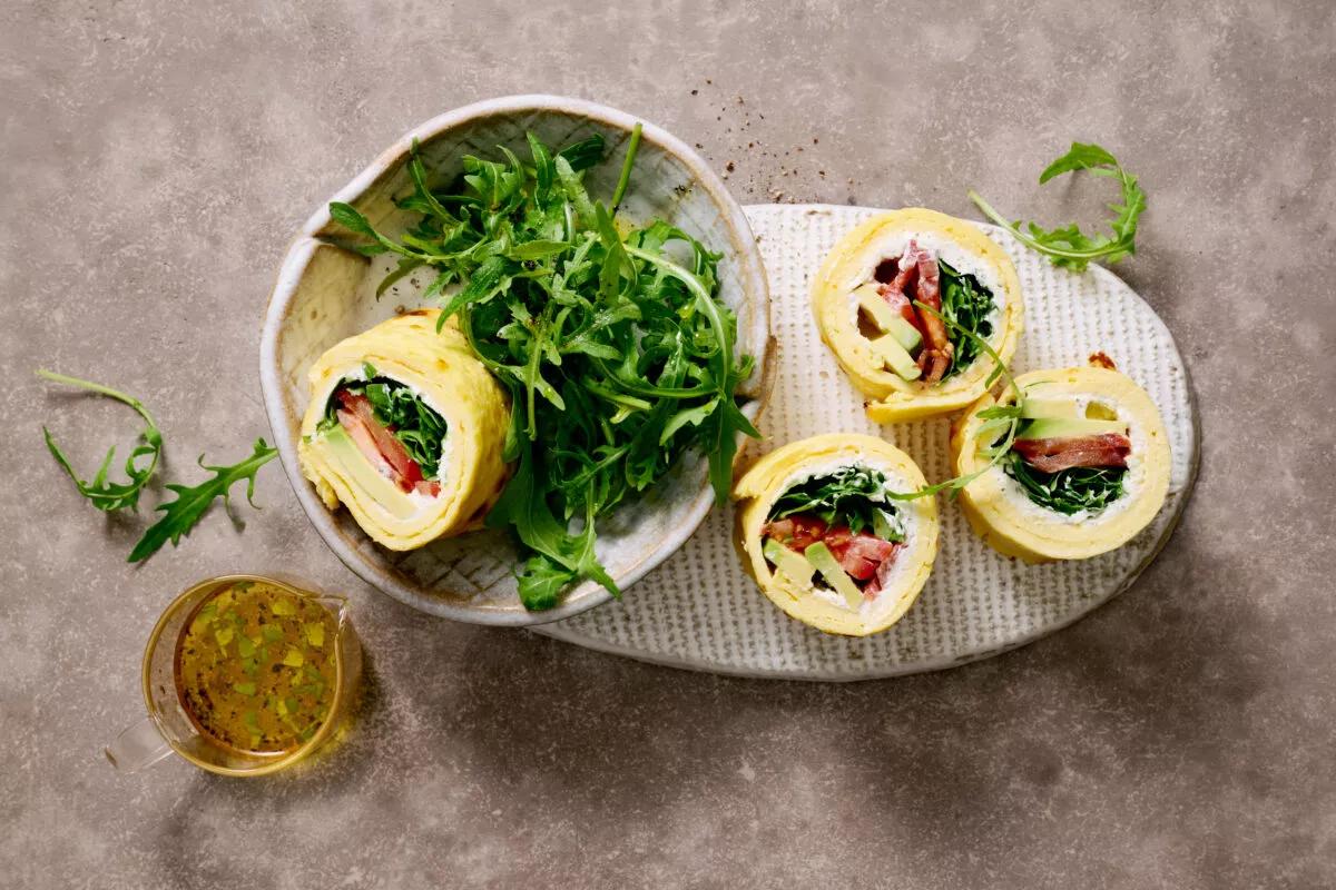 Hüttenkäse-Omeletten aus der Kategorie Gebäck salzig. Das fertige Gericht schön angerichtet und fotografiert aus Vogelperspektive (Food Fotografie). Serviervorschlag, Original Tiptopf Rezept, aus dem bekanntesten Kochbuch der Schweiz