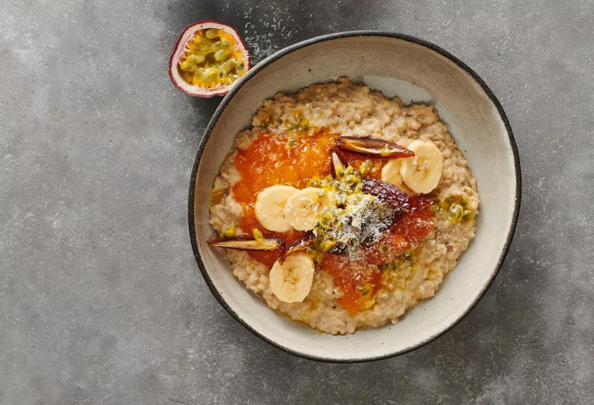 Porridge-Bowl aus der Kategorie Frühstück & Brunch. Das fertige Gericht schön angerichtet und fotografiert aus Vogelperspektive (Food Fotografie). Serviervorschlag, Original Tiptopf Rezept, aus dem bekanntesten Kochbuch der Schweiz
