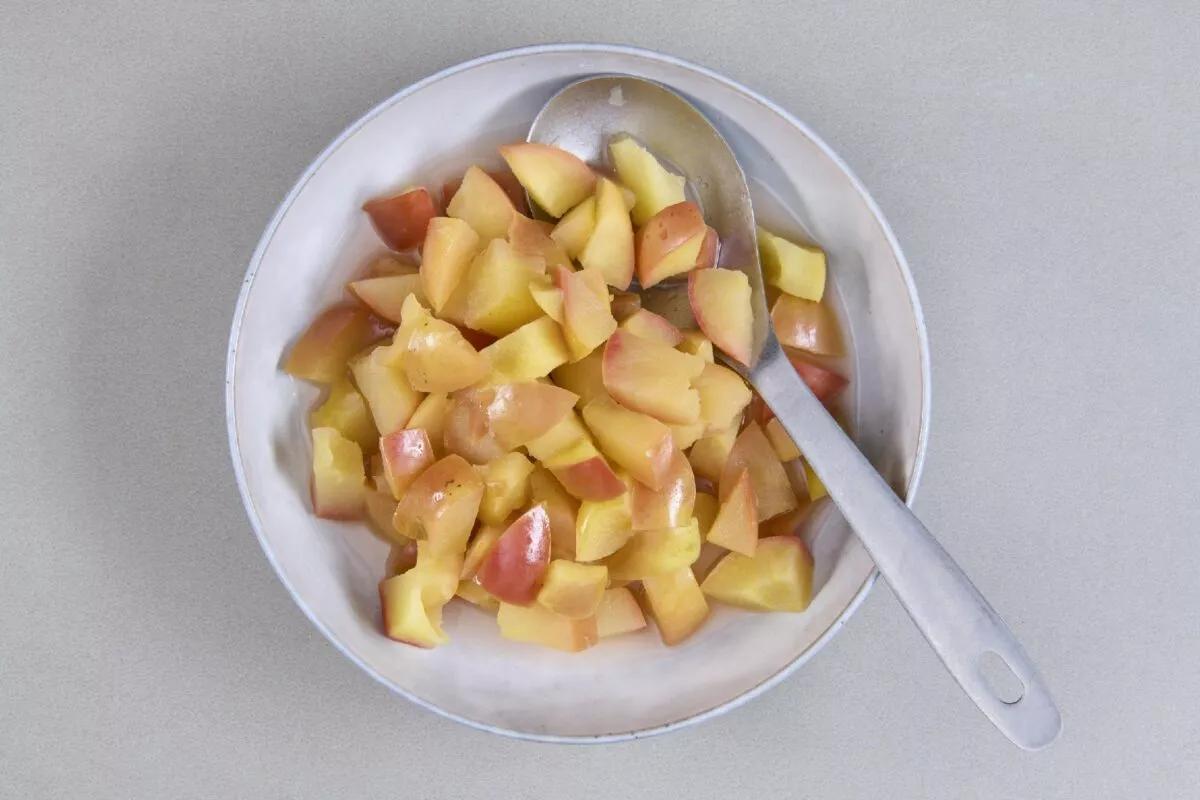 Apfelkompott aus der Kategorie Desserts. Das fertige Gericht schön angerichtet und fotografiert aus Vogelperspektive (Food Fotografie). Serviervorschlag, Original Tiptopf Rezept, aus dem bekanntesten Kochbuch der Schweiz